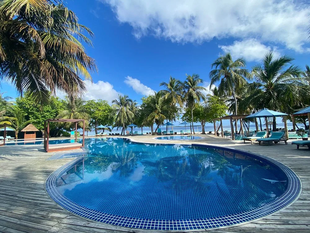 Furaveri Maldives: Бассейн и пляж 2