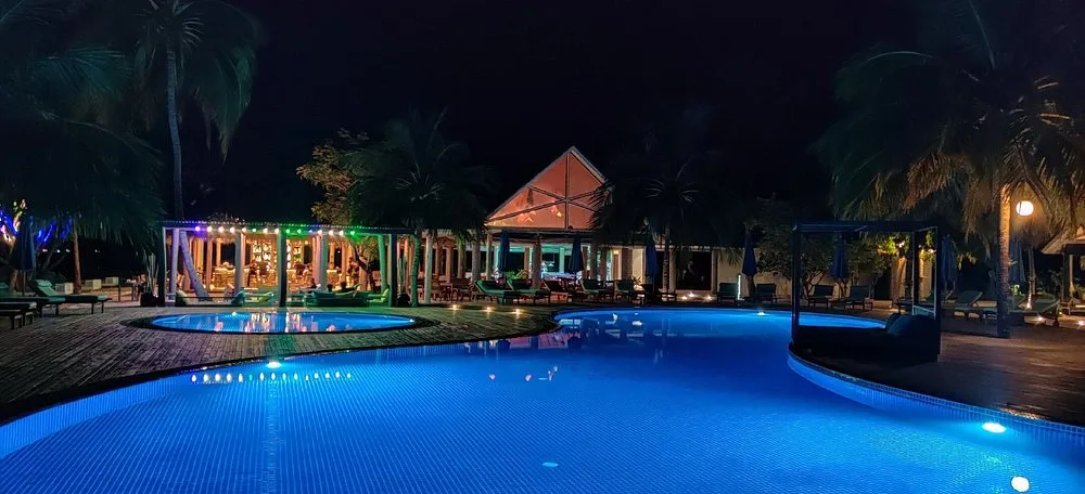 Furaveri Maldives: Бассейн и пляж 3