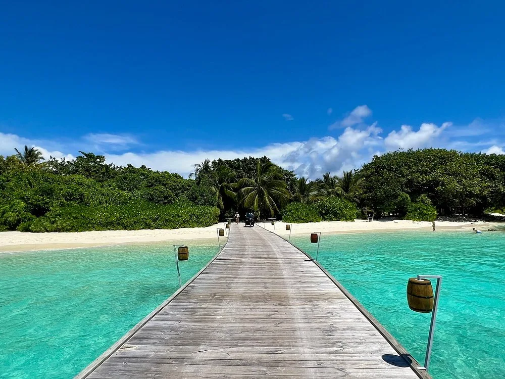 Furaveri Maldives: Бассейн и пляж 4