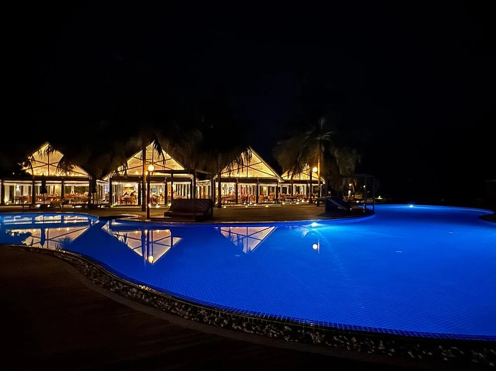 Furaveri Maldives: Бассейн и пляж 9