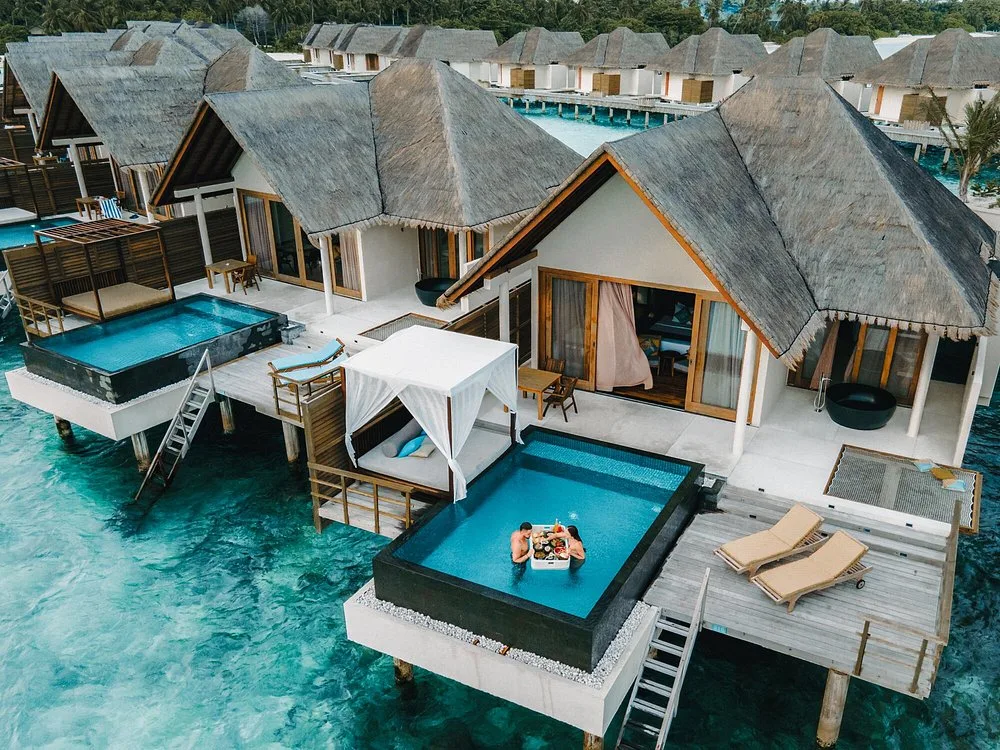 Furaveri Maldives: Бассейн и пляж 12